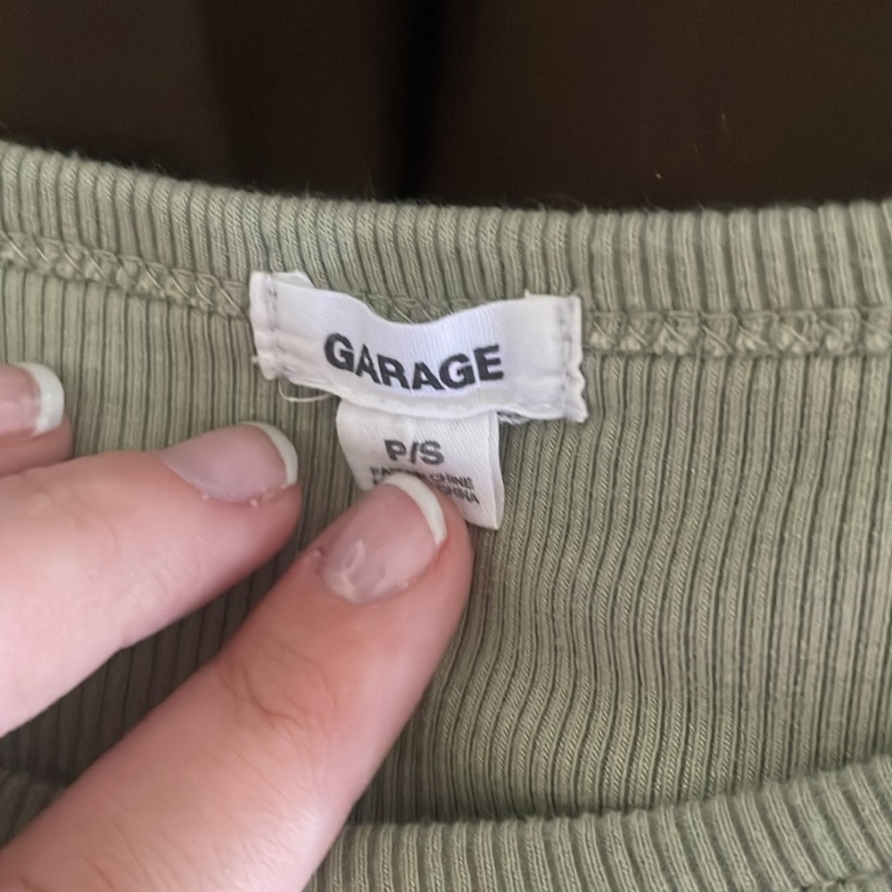 Garage Green Fitted Crop Blouse - Picture 2 of 2